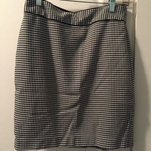 Black and white houndstooth pencil skirt
